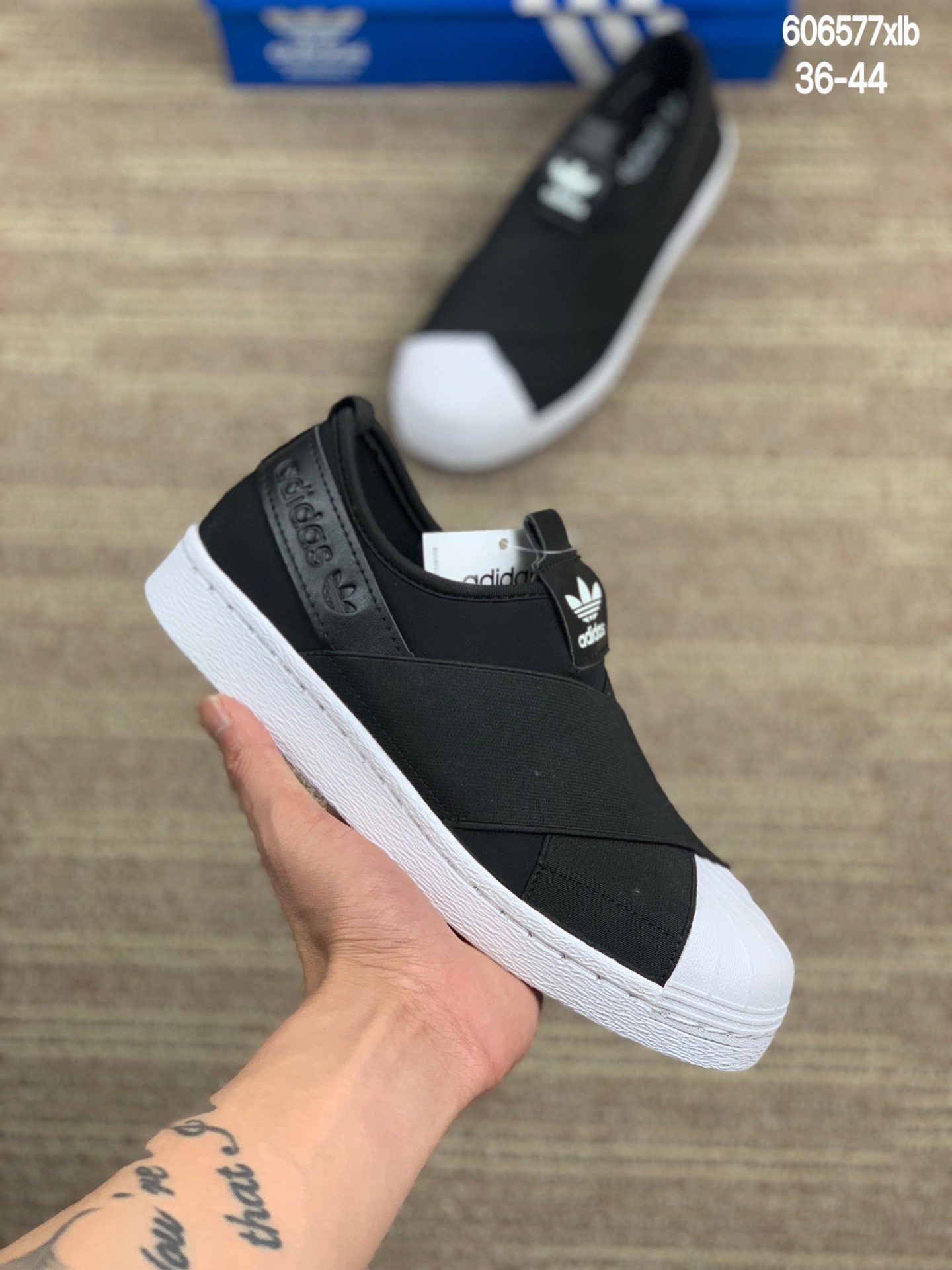 
阿迪交叉绑带一脚蹬贝壳头  Adidas SLIP ON完美公司标准工艺
size：36-44
编码：606577xlb