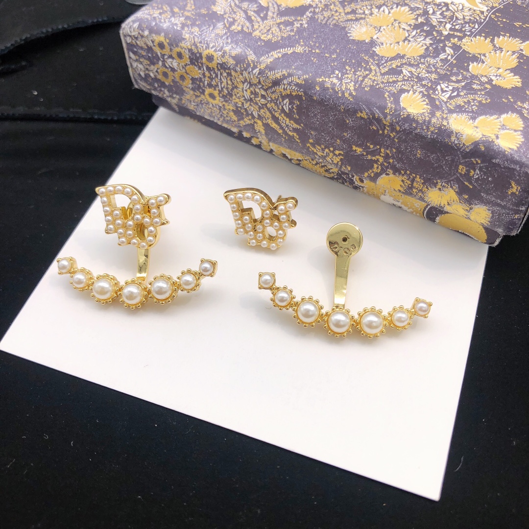 编号DED0340
👌dior  迪奥  镶钻北岛七星新款 字母Dior耳钉❤️一致专柜品质，黄酮材质，
