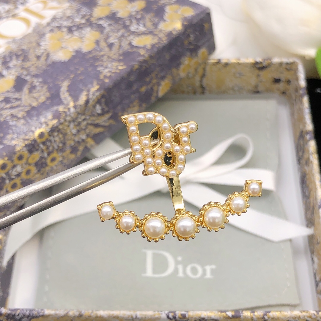编号DED0340
👌dior  迪奥  镶钻北岛七星新款 字母Dior耳钉❤️一致专柜品质，黄酮材质，