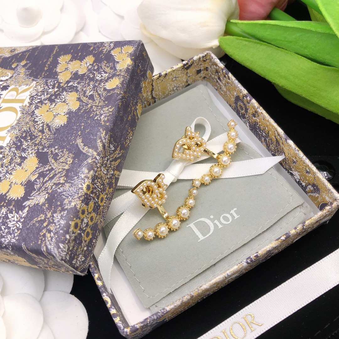 编号DED0340
👌dior  迪奥  镶钻北岛七星新款 字母Dior耳钉❤️一致专柜品质，黄酮材质，