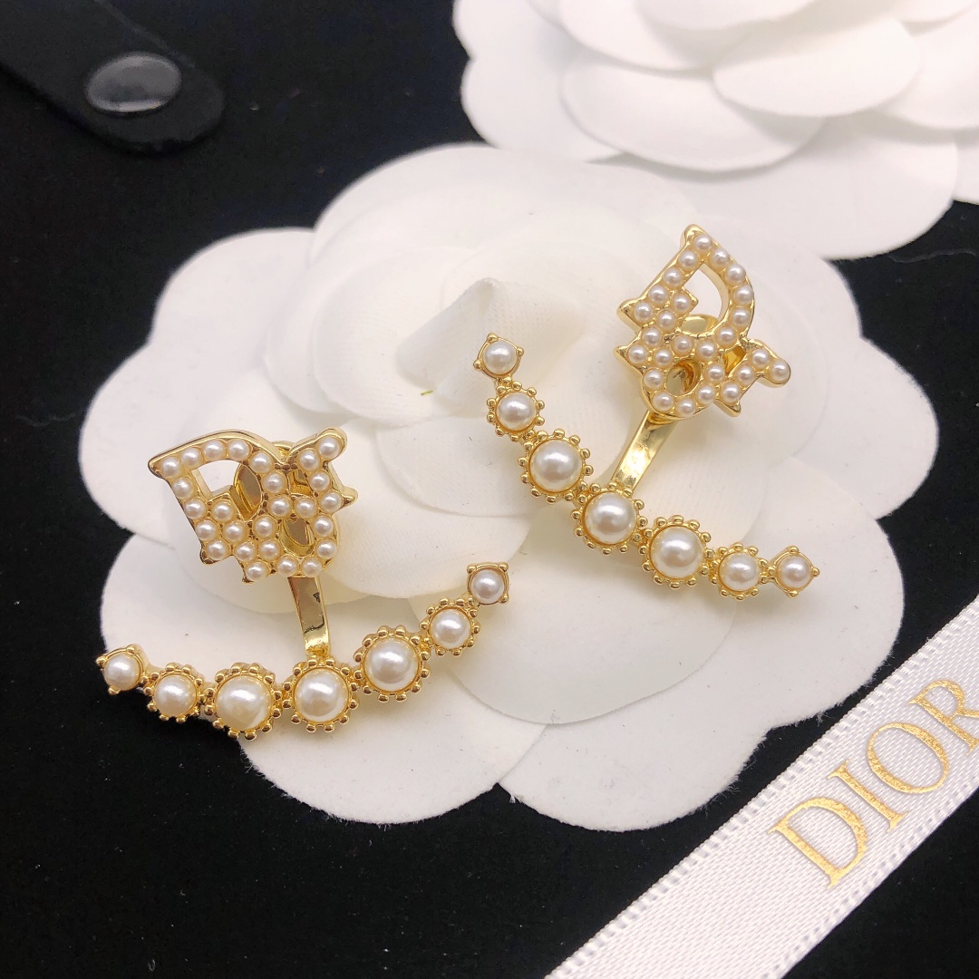 编号DED0340
👌dior  迪奥  镶钻北岛七星新款 字母Dior耳钉❤️一致专柜品质，黄酮材质，