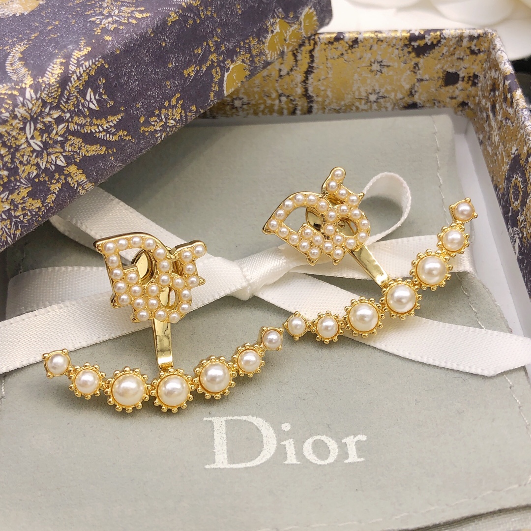 编号DED0340
👌dior  迪奥  镶钻北岛七星新款 字母Dior耳钉❤️一致专柜品质，黄酮材质，