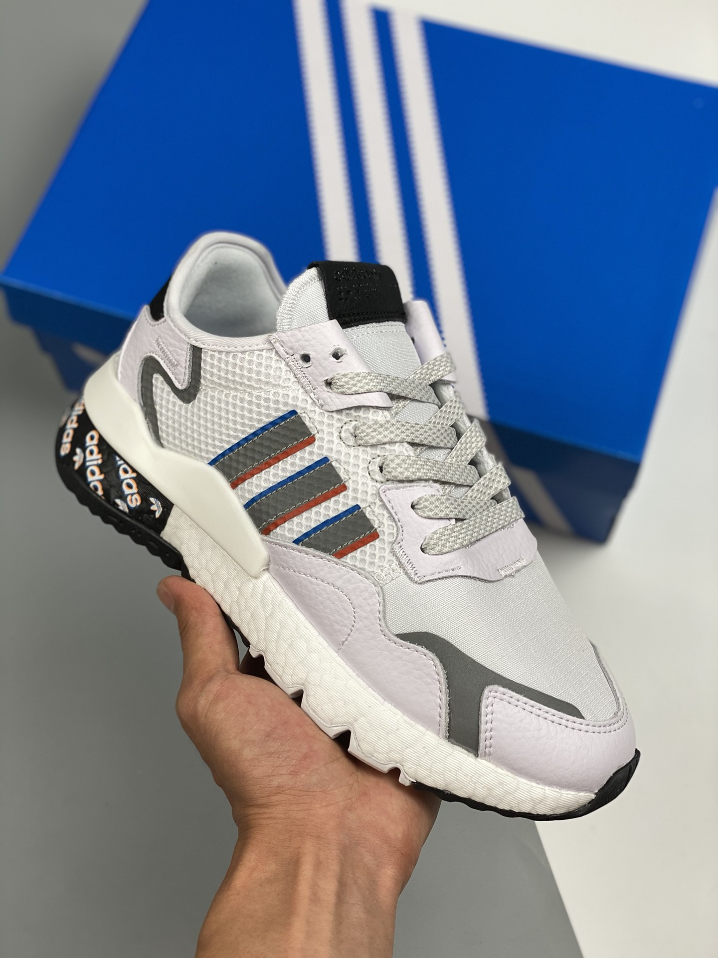 AD Nite Jogger Boost blanco negro y plata, trébol, corredor nocturno colaboración, número de producto: H01719, zapatill…