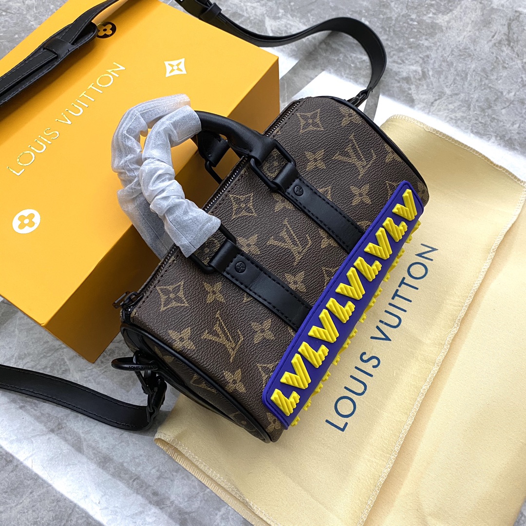 LV2021最新款乳胶字母手提斜挎枕头包🅿️240 本款 Keepall XS 手袋令乳胶字母镶饰排列于 Monogram 帆布下端.迸发明亮色彩的同时提供稳妥保护.妙趣阐释 2021 秋季系列 Rubber 主题.双手柄和可调节肩带实现舒适背携. 规格21*12*9cm