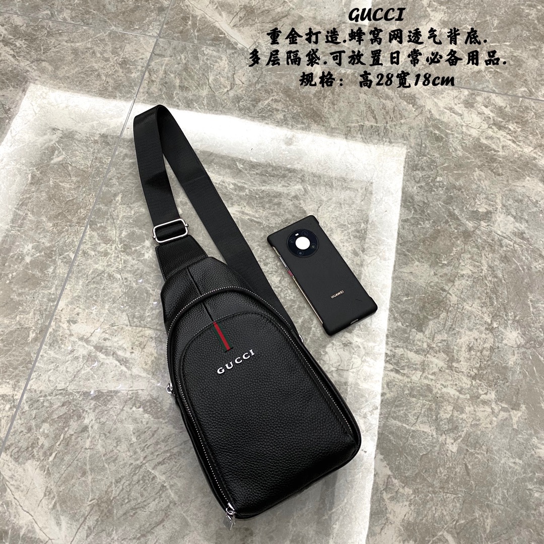 GUCCI胸包🅿️140
重金打造.蜂窝网透气背底.  
多层隔袋.可放置日常必备用品.  
规格：高28宽18cm