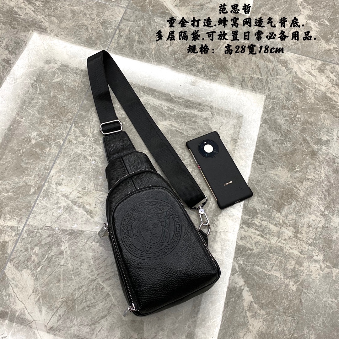 范思哲胸包🅿️140
重金打造.蜂窝网透气背底.  
多层隔袋.可放置日常必备用品.  
规格：高28宽18cm