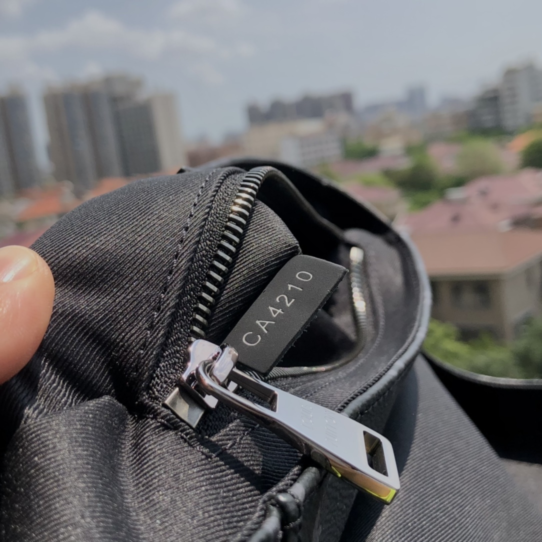 🌼 m40511尺寸33 x 22.5 x 11 厘米 。给大家推荐这款热卖的VOYAGER 小号邮差包