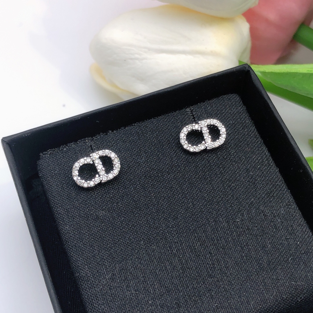 Dior 迪奥DIOR 新品 CD微镶钻迷你耳钉 高端品质 1:1开模 同黄铜材质 高级925银针防过敏处理