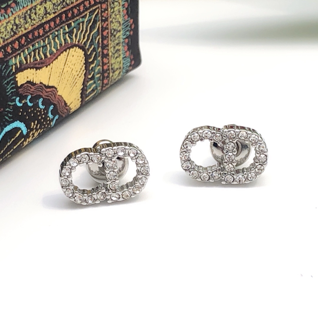 Dior 迪奥DIOR 新品 CD微镶钻迷你耳钉 高端品质 1:1开模 同黄铜材质 高级925银针防过敏处理