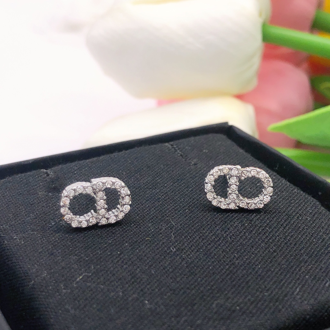 Dior 迪奥DIOR 新品 CD微镶钻迷你耳钉 高端品质 1:1开模 同黄铜材质 高级925银针防过敏处理