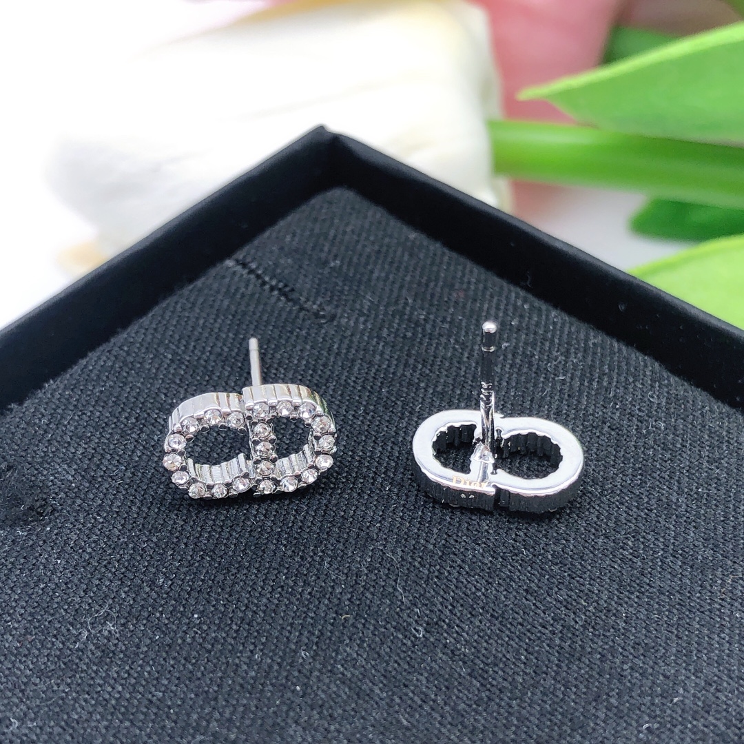 Dior 迪奥DIOR 新品 CD微镶钻迷你耳钉 高端品质 1:1开模 同黄铜材质 高级925银针防过敏处理