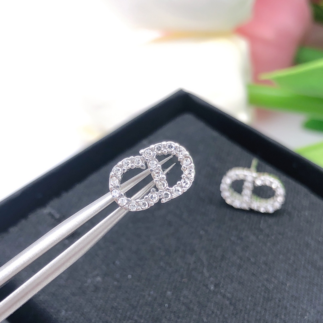 Dior 迪奥DIOR 新品 CD微镶钻迷你耳钉 高端品质 1:1开模 同黄铜材质 高级925银针防过敏处理