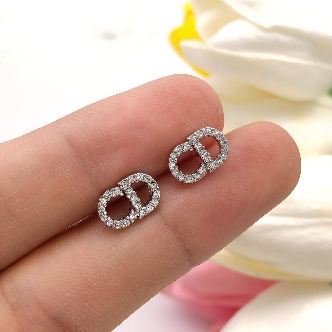 Dior 迪奥DIOR 新品 CD微镶钻迷你耳钉 高端品质 1:1开模 同黄铜材质 高级925银针防过敏处理