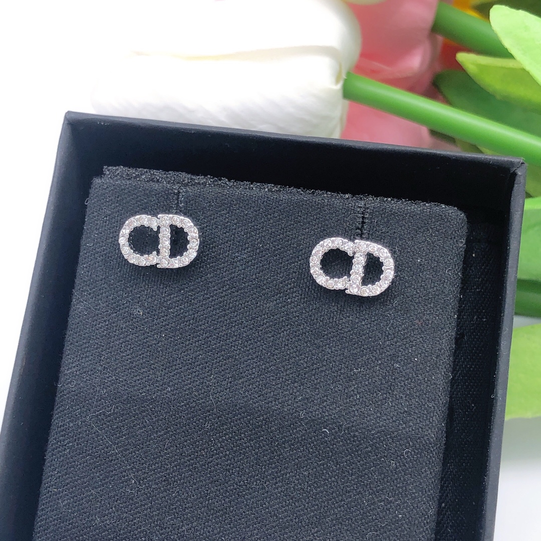 Dior 迪奥DIOR 新品 CD微镶钻迷你耳钉 高端品质 1:1开模 同黄铜材质 高级925银针防过敏处理