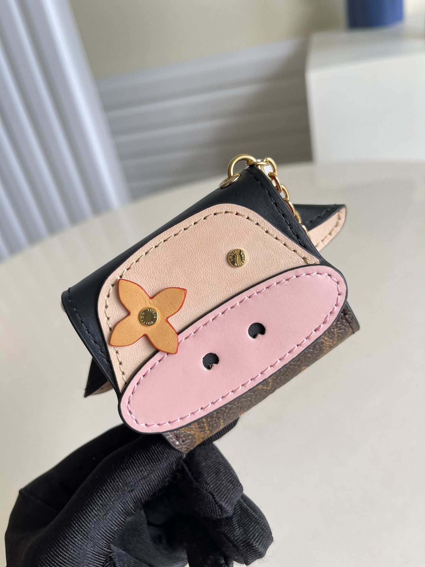 NO:397003,【Exclusive real photo GI】COW cow Bluetooth headset bag, fun special cow style headset bag, properly stored AiPodsPrO, easy to charge in the headset bag, can not only protect the headset but also be a universal third generation, but also a keychain i., LV [original leather], louis vuitton, keychain19860909【独家实拍GI】COW牛蓝牙耳机包 玩趣特殊牛造型耳机包 妥善收纳AiPodsPrO 开口便于耳机中包里充电 既能保护耳机又能当包挂通用3代 也可以当钥匙扣 i.,LV【原厂皮】,louis vuitton,keychain,Bag