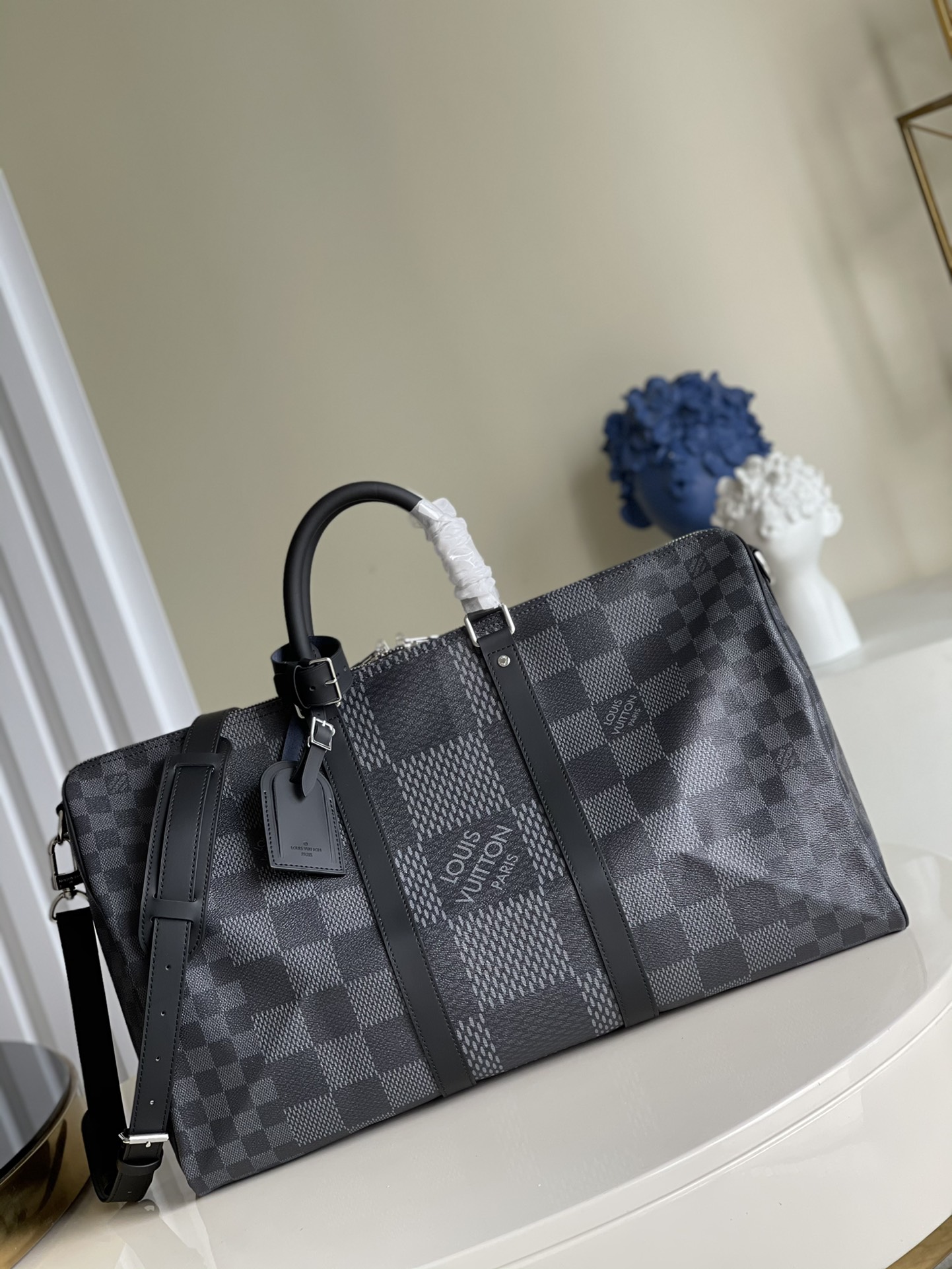 NO:397006,【Exclusive real photo N50016】This Keepall Bandoulière 50 travel bag material Damier Graphite 3D canvas, with a cabin luggage size, a zipper bag for storing valuables. Double handles and removable shoulder straps for easy travel. Size 50 x 29 x 23 cm O.800, LV [original leather], louis vuitton19860909【独家实拍N50016】本款 Keepall Bandoulière 50 旅行袋取材 Damier Graphite 3D 帆布,以机舱行李尺寸囊括充裕容量,内设收纳贵重物品的拉链袋.双手柄和可拆卸肩带实现轻松出行.尺寸50 x 29 x 23 cm O.800,LV【原厂皮】,louis vuitton,Bag