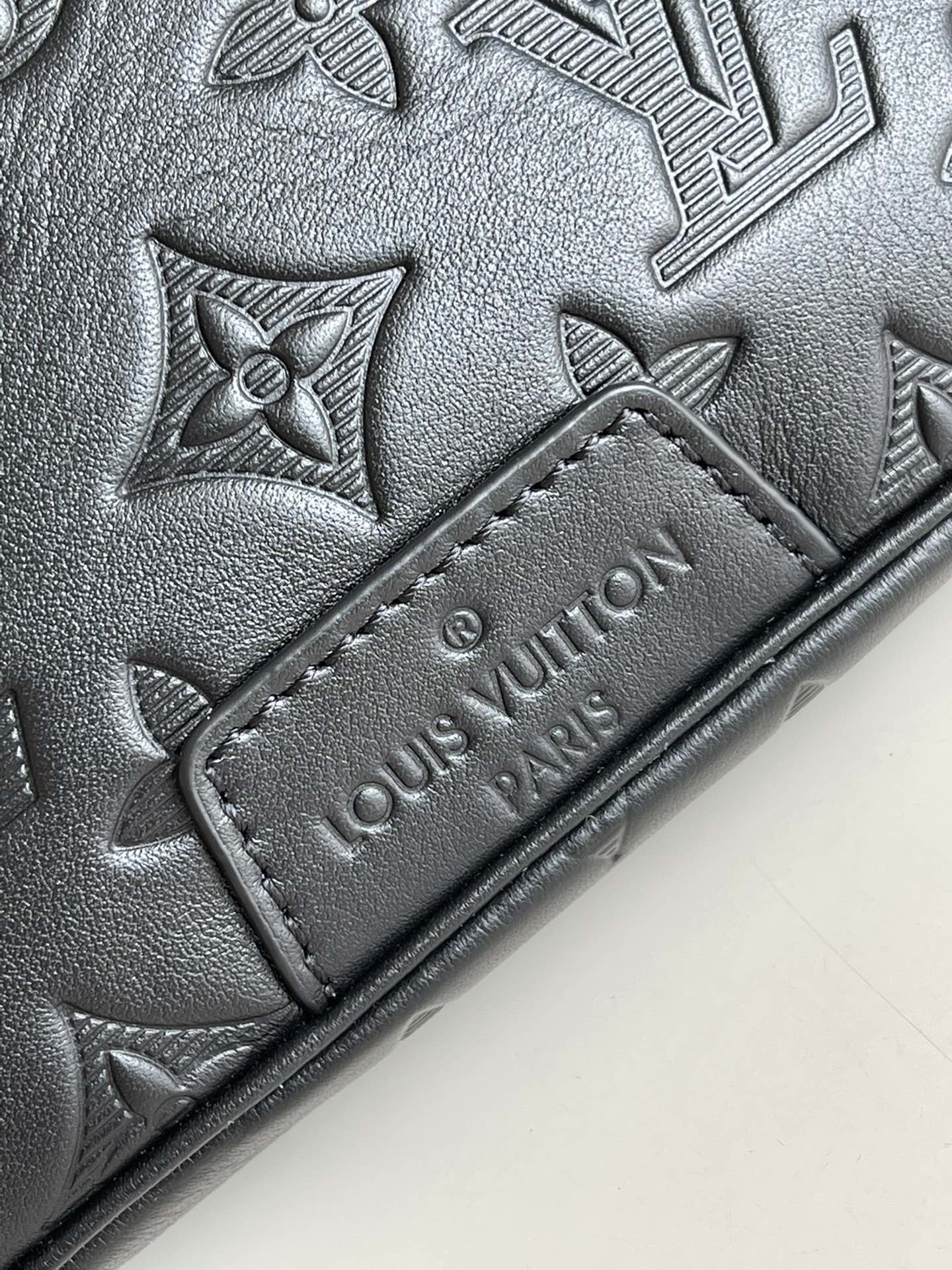 Louis Vuitton LV Discovery bumbag腰包 M44388