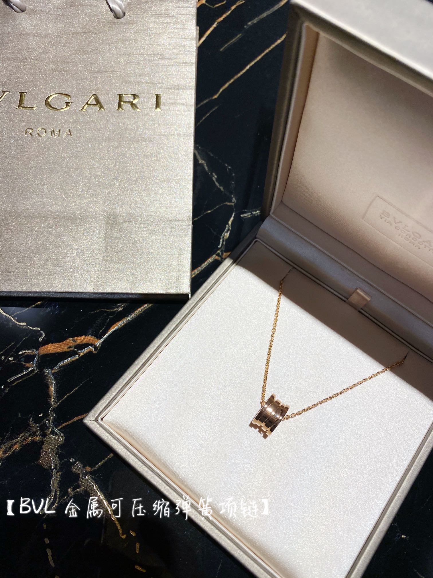 NO:632356,88280 [BVLG@RI Metal Compressible Spring Necklace] ·Perfect two colors, white gold and rose gold to choose from ·The metal spring piece is not customized from abroad, a heavy spring, consistent, delicate and compressible rebound feeling, perfect texture ·The lettering on both sides of the spring is carved by CNC, which cannot be solved by a simple steel stamp. The lettering is large and deeply recessed, and must be molded separately  The entry-level model of B Baojia, the zero spring necklace is really classic and beautiful, and it is incomparably handsome when paired with men. The more classic the model, the more exquisite the craftsmanship and details. It can be said that there are too few versions of this necklace. Either it is ceramic wide, or the ceramic is made in China. Even K gold products from Shuibei have the same problem!  Let’s take a look at the details of version Z for yourself. Without further ado, don’t hesitate to get the first-hand price of the max version, Bottega Veneta, Bvlgari, Necklace, Cartier high-end jewelry.1986090988280【BVLG@RI金属可压缩弹簧项链】 ·完美两色,白金色、玫瑰金色两色可选 ·金属弹簧片是别从国外定制回来的,沉甸甸的一颗弹簧,一致z细腻可压缩的回弹感完美质感 ·弹簧两边刻字都是cnc精雕出来的,不是简单钢印就可解决的,刻字大且凹陷很深,必须单独出模 B宝家的入门款,zero弹簧项链真的太太经典,太太好看,跟男票搭配也是无敌帅了.越是经典款越是考究工艺和细节,可以说这款项链外面对版的太少了 要么就是陶瓷宽 要么陶瓷就是国产的那种 就连水贝的K金货也是一样通病！我们对版Z 细节自己看,不啰嗦,最max版本的一手价格别犹豫,,bottega veneta,bvlgari,necklace,卡迪亚高端饰品,Jewelry