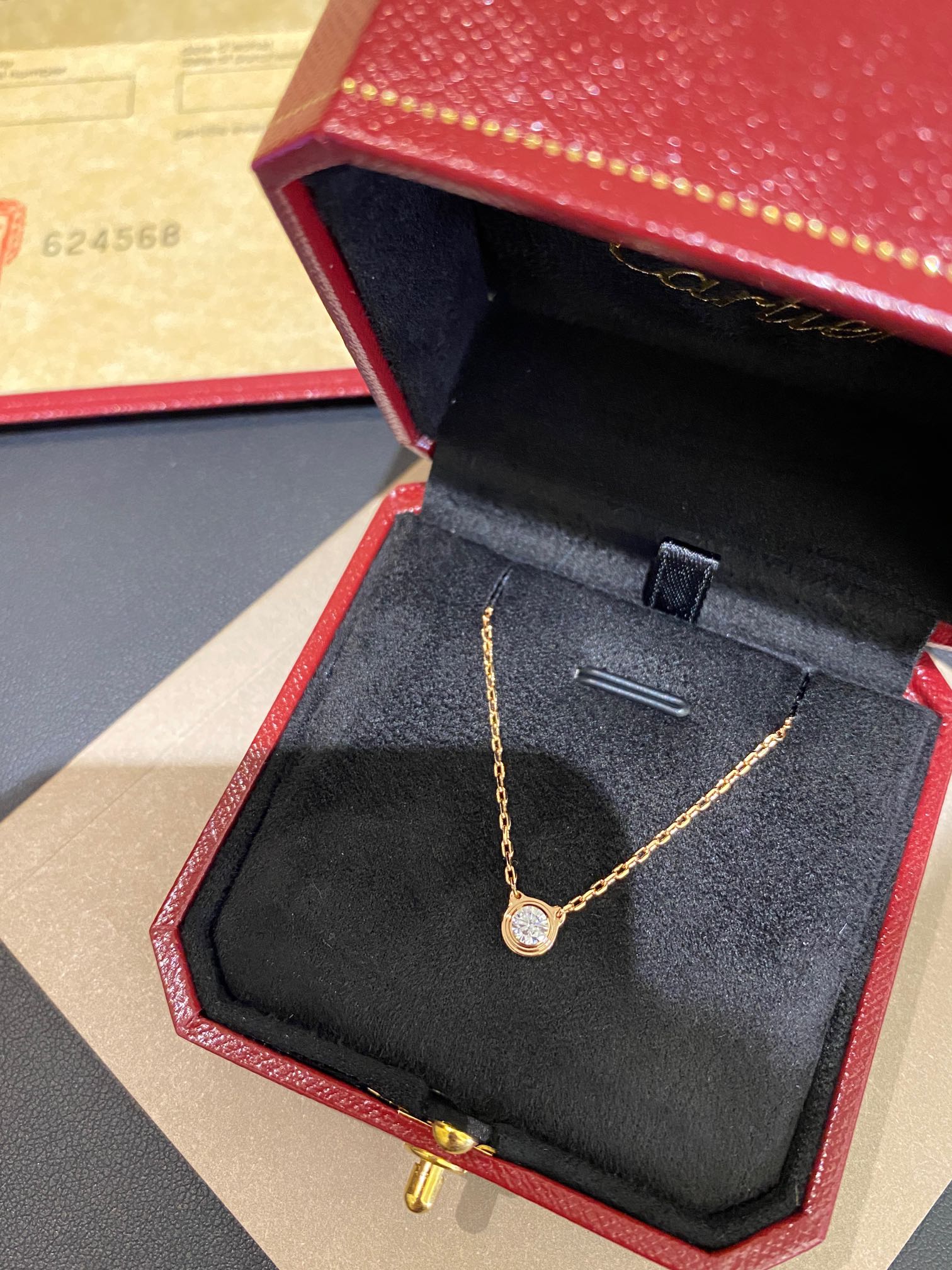 NO:632721,[Kajia Classic Single Diamond Flying Saucer Clavicle Chain] - V gold material, thick gold electroplating and rose gold. The flying saucer necklace has always been a must-have classic style for the K family. It seems simple, but it is not simple at all. It has 20 points of diamonds. It is an everyday style without losing its temperament. It can be matched with any necklace. The diamonds are imported eight hearts and eight arrows simulated diamonds, which are the most cost-effective!  Although the unique diamond model is simple, the product must not be ambiguous. The slightly larger flying saucer necklace has six layers in total, three layers on the front and three layers on the back. Each layer is very thin. We use an exclusive German CNC machine. Each flying saucer is made in one go. It is completely different from the market grinding tools. It cannot withstand zoom photography. The double-sided engraving on the buttons and the double C tag are comparable to z real gold. 88180, necklace, Cartier high-end jewelry19860909【卡家经典独钻飞碟锁骨链】 - v金材质、厚金电镀玫瑰金 飞碟项链一直是K家必备的经典款式、看似简约、却一点都不简单、20分钻,日常又不失气质款,可以万能搭配任何一款项链.钻采用进口八心八箭仿真钻石,最具性价比！ 独钻款虽然简单,但是出品当然不能含糊,一点点大的飞碟项链共六层、正面三层背面三层、每一层都很薄、我们采用独家德国CNC机器、每一个飞碟制作都是一气呵成、完全不同与市场磨具、经不起放大拍摄、包括扣子双面刻字、双C吊牌都可与z 真金媲美 88180,,necklace,卡迪亚高端饰品,Jewelry