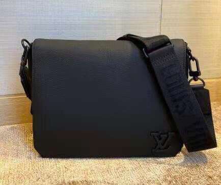 NO:197322,Original list【AEROGRAM Postman Pack】M57080 (g mark) LVAerogram Messenger's minimalist design highlights the greatest style. The gorgeous calfskin combined with subtle signatures are like a customizable label that reminisces stamps on old-fashioned airmail. Protected flap with precision cut corners, it's ideal for carrying phones, tablets or files, while the zippered back pocket keeps valuables safe. Size 30.5*24*10 cm, LV【Top Original List】, louis vuitton, cowhide19860909原单【AEROGRAM 邮差包】M57080（克标）LVAerogramMessenger的极简设计彰显了最大的风格.华丽的小牛皮与微妙的签名相结合,就像一个可定制的标签,让人想起老式航空邮件上的邮票.保护的皮瓣与精密削减角落,它的理想携带电话,平板电脑或文件,而拉链后口袋保持贵重物品的安全. 尺寸30.5*24*10厘米,LV【顶级原单】,louis vuitton,cowhide,Bag