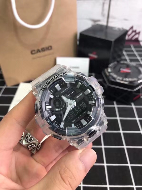 ❤️220包邮/原单代购级别
原装卡西欧GA700，潮流新趋势，用骄傲的姿态穿越无人街区哪怕没有观众，也要为自己鼓掌，运动防水男士手表原装手表，玩酷街口韧我本色，随便玩水200米的防水，高亮度的照明，前置防滑按钮，掌控时间无惧黑夜，九色齐发。