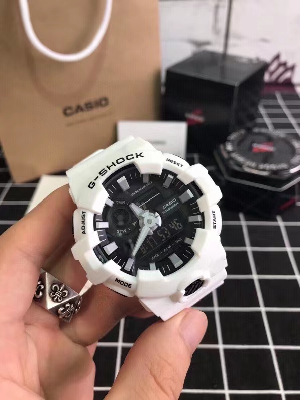 ❤️220包邮/原单代购级别
原装卡西欧GA700，潮流新趋势，用骄傲的姿态穿越无人街区哪怕没有观众，也要为自己鼓掌，运动防水男士手表原装手表，玩酷街口韧我本色，随便玩水200米的防水，高亮度的照明，前置防滑按钮，掌控时间无惧黑夜，九色齐发。