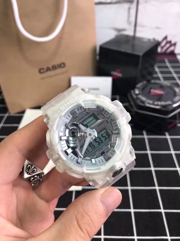 ❤️220包邮/原单代购级别
原装卡西欧GA700，潮流新趋势，用骄傲的姿态穿越无人街区哪怕没有观众，也要为自己鼓掌，运动防水男士手表原装手表，玩酷街口韧我本色，随便玩水200米的防水，高亮度的照明，前置防滑按钮，掌控时间无惧黑夜，九色齐发。