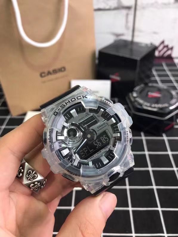 ❤️220包邮/原单代购级别
原装卡西欧GA700，潮流新趋势，用骄傲的姿态穿越无人街区哪怕没有观众，也要为自己鼓掌，运动防水男士手表原装手表，玩酷街口韧我本色，随便玩水200米的防水，高亮度的照明，前置防滑按钮，掌控时间无惧黑夜，九色齐发。