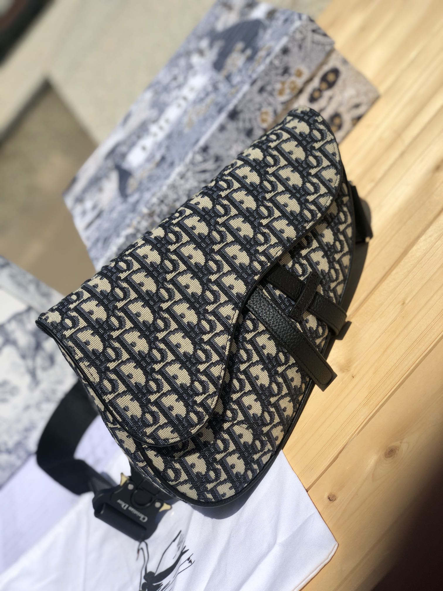 Versión superior mejorada Tamaño: 26 × 19 × 4,5 cm Los recursos del canal Dior en el extranjero se especializan en riño…