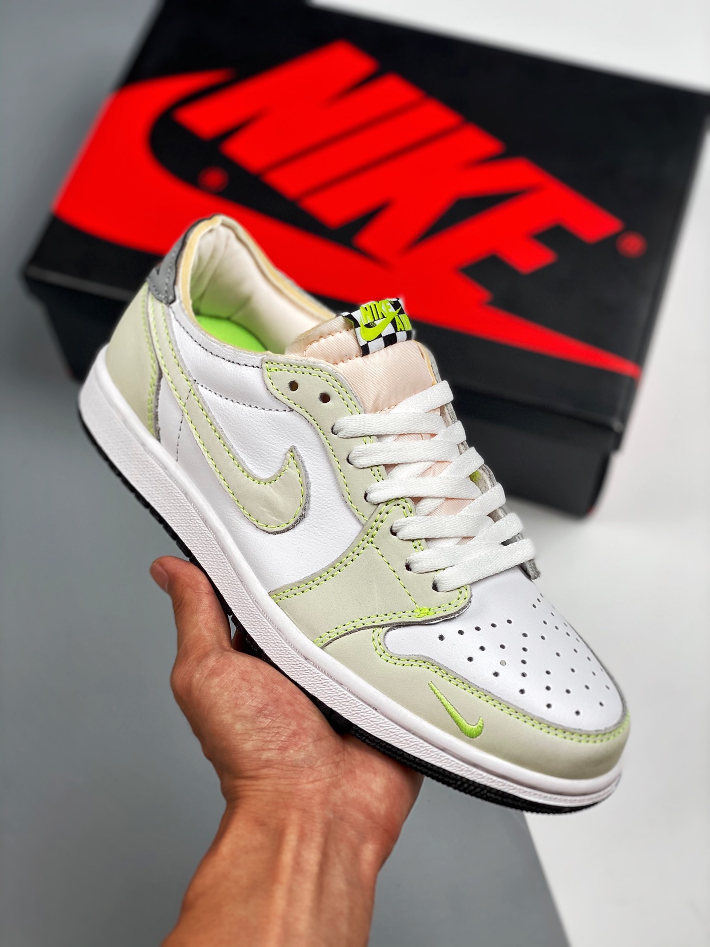 Air Jordan 1 Low 幽灵绿 官方同步配色 原装级产物 公司原鞋购回重新打版开模 拒绝公底 购置公司同步原材料 都有细节还原95%全网最高版本 原汁原味 忠于原版 货号：DM7837-103 Size：36 36.5 37.5…