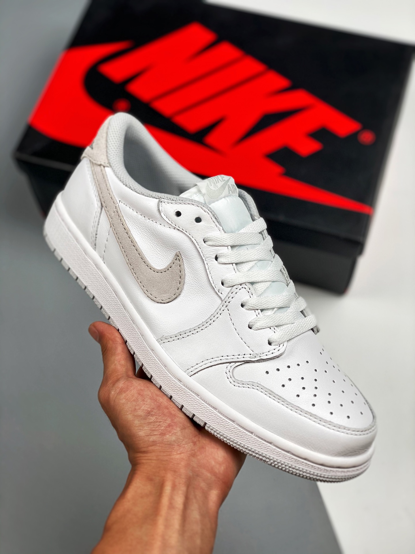 Air Jordan 1 Low 白灰 官方同步配色 原装级产物 公司原鞋购回重新打版开模 拒绝公底 购置公司同步原材料 都有细节还原95%全网最高版本 原汁原味 忠于原版 货号：CZ0775-100 Size：36 36.5 37.5 …