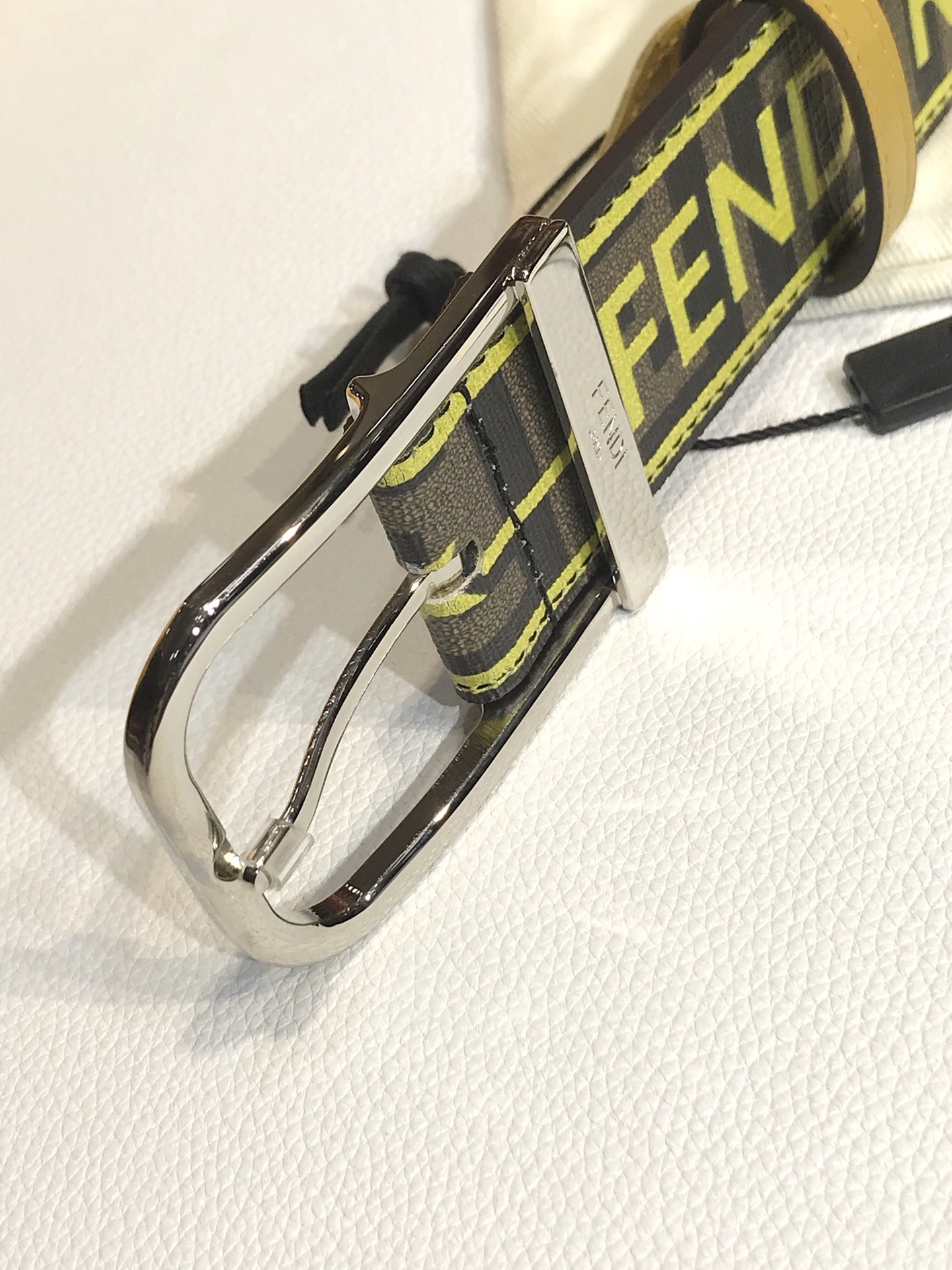 Fendi 五金做工精细 线条流畅 表面光滑 𝐙𝐏电镀工艺 香港通关【𝐇𝐀𝐀𝐒】 进口皮料