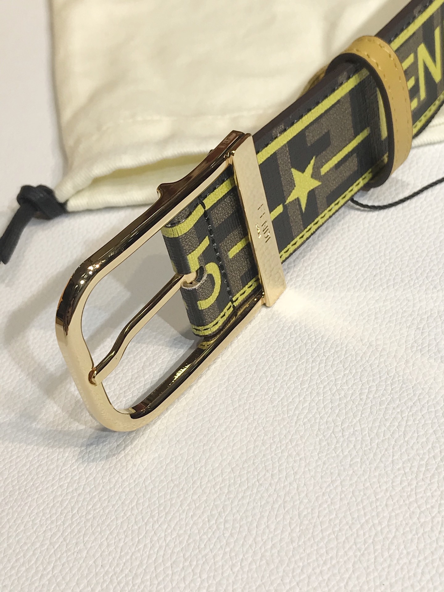 Fendi 五金做工精细 线条流畅 表面光滑 𝐙𝐏电镀工艺 香港通关【𝐇𝐀𝐀𝐒】 进口皮料