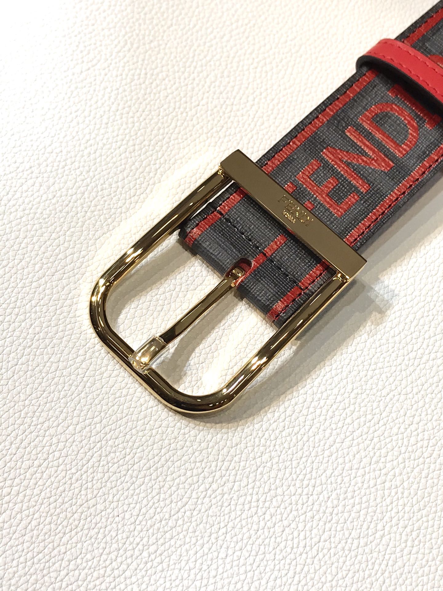 Fendi 五金做工精细 线条流畅 表面光滑 𝐙𝐏电镀工艺 香港通关【𝐇𝐀𝐀𝐒】 进口皮料