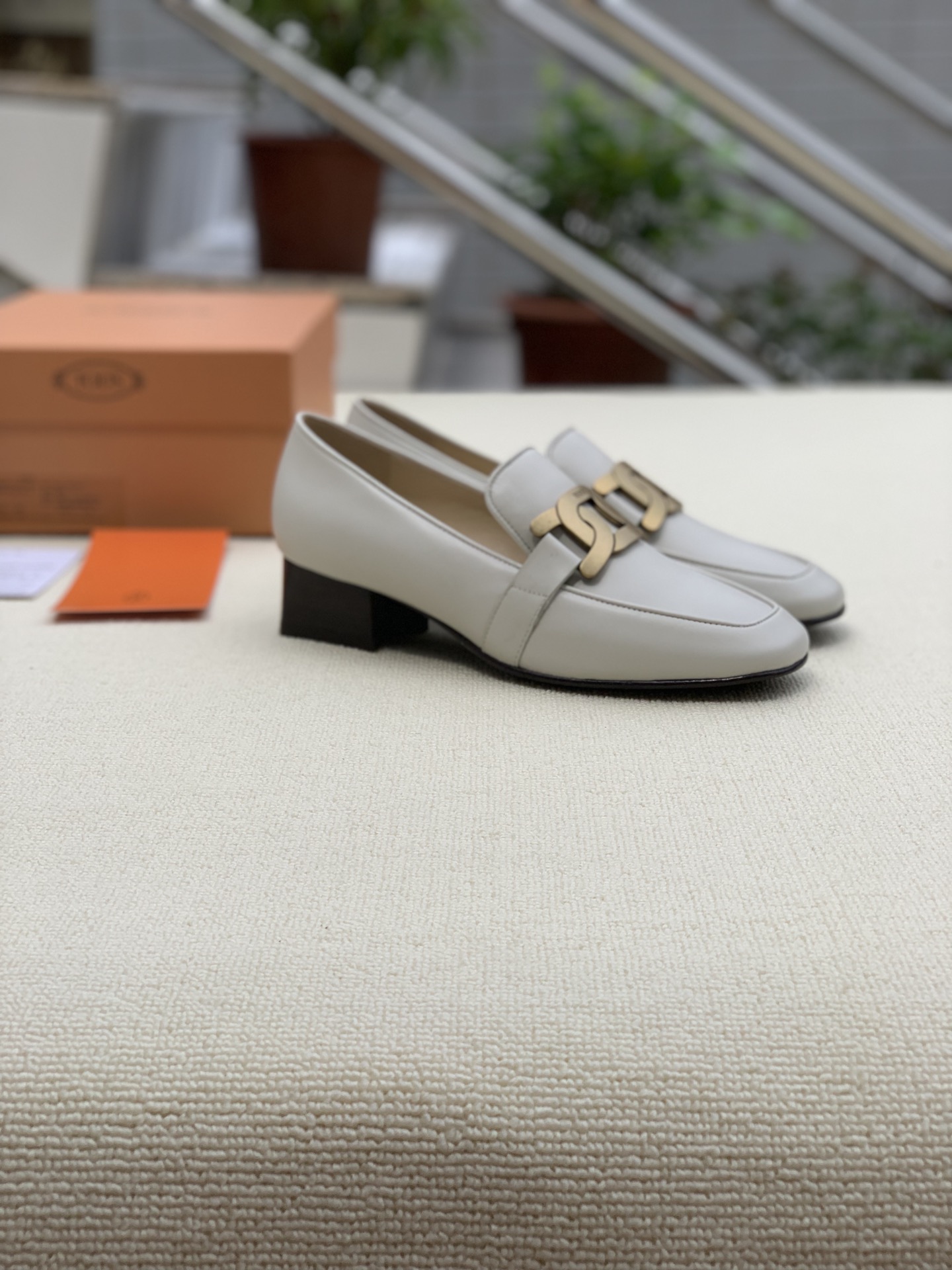 Tod’s Handcrafted Comfort: Women’s Shoes for Life with Retro Designs. - 图片 1