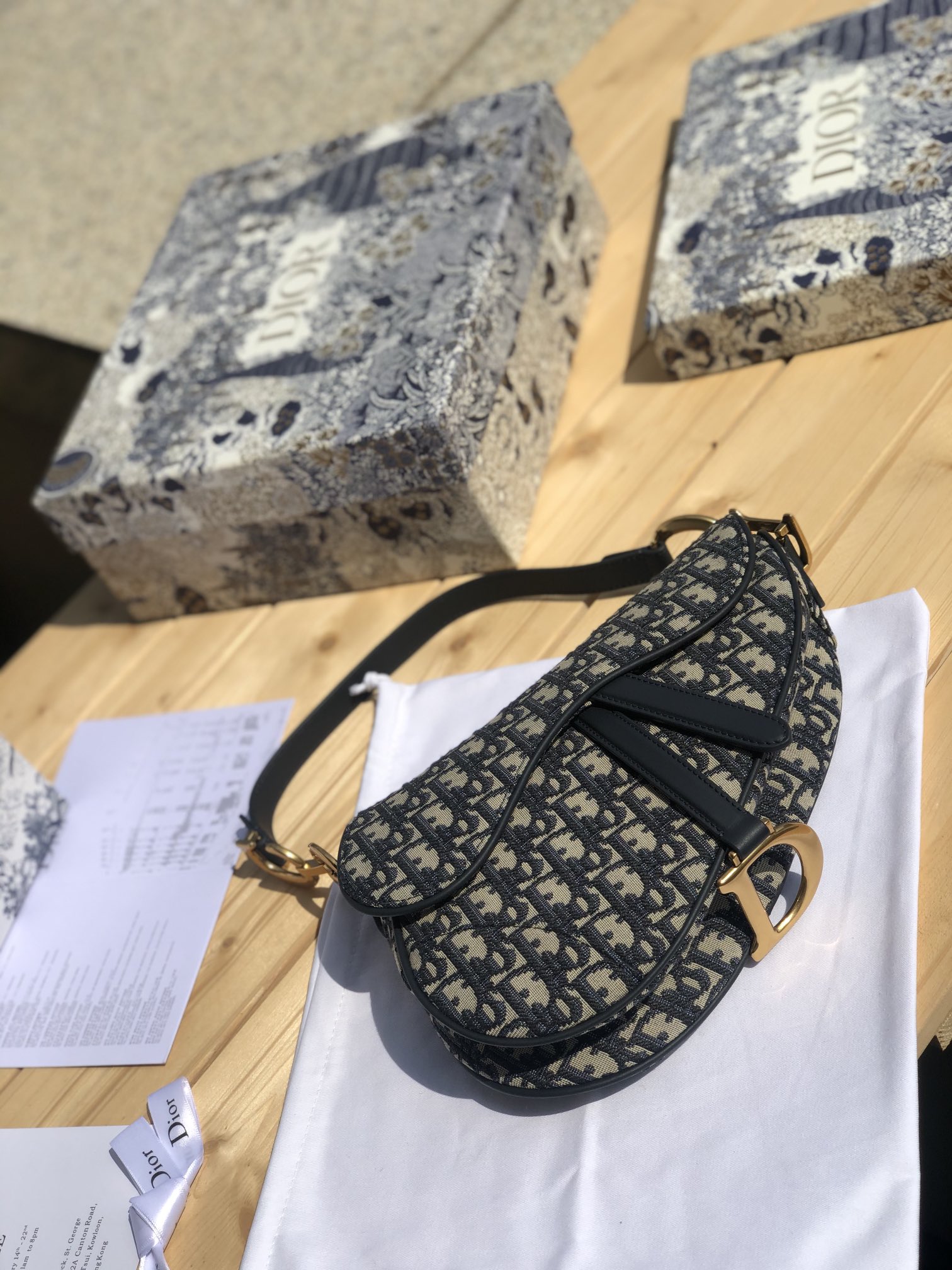 Versión superior mejorada Tamaño: 25 × 20 × 6,5 cm Los recursos del canal Dior en el extranjero se especializan en alfo…