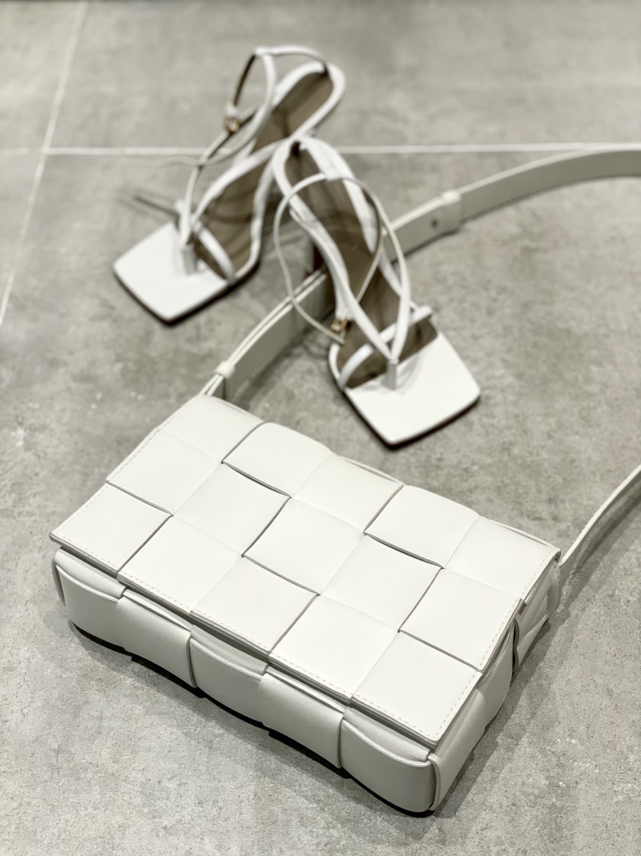 Bottega Veneta CASSETTE 23CM 编织皮革方盒斜挎包 578004白色