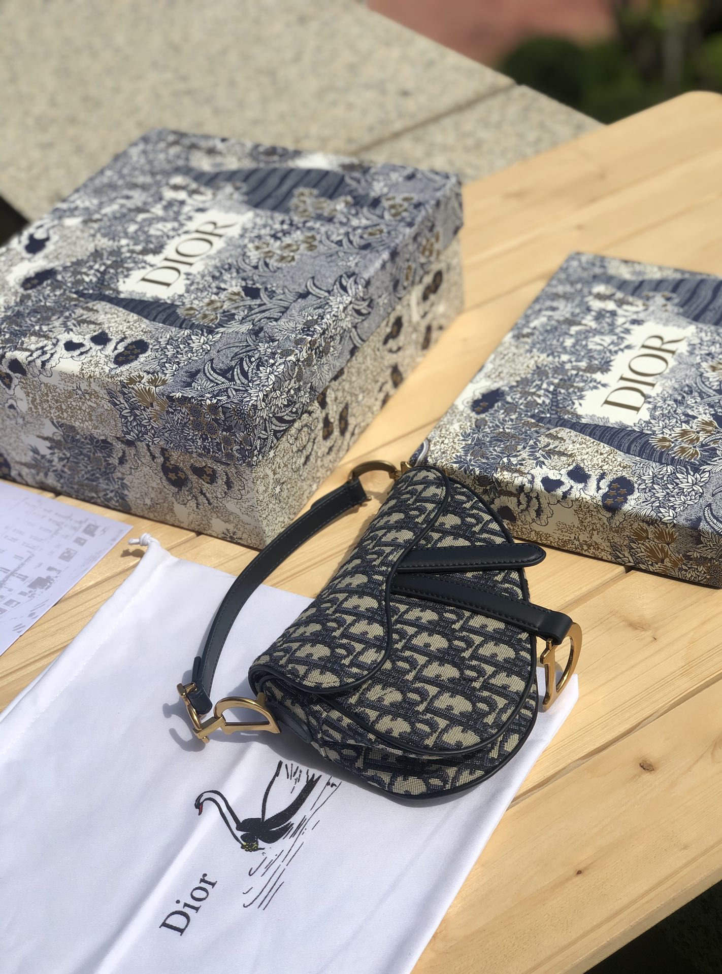 Versión superior mejorada Tamaño: 21 × 18 × 5 cm Los recursos del canal Dior en el extranjero se especializan en alforj…