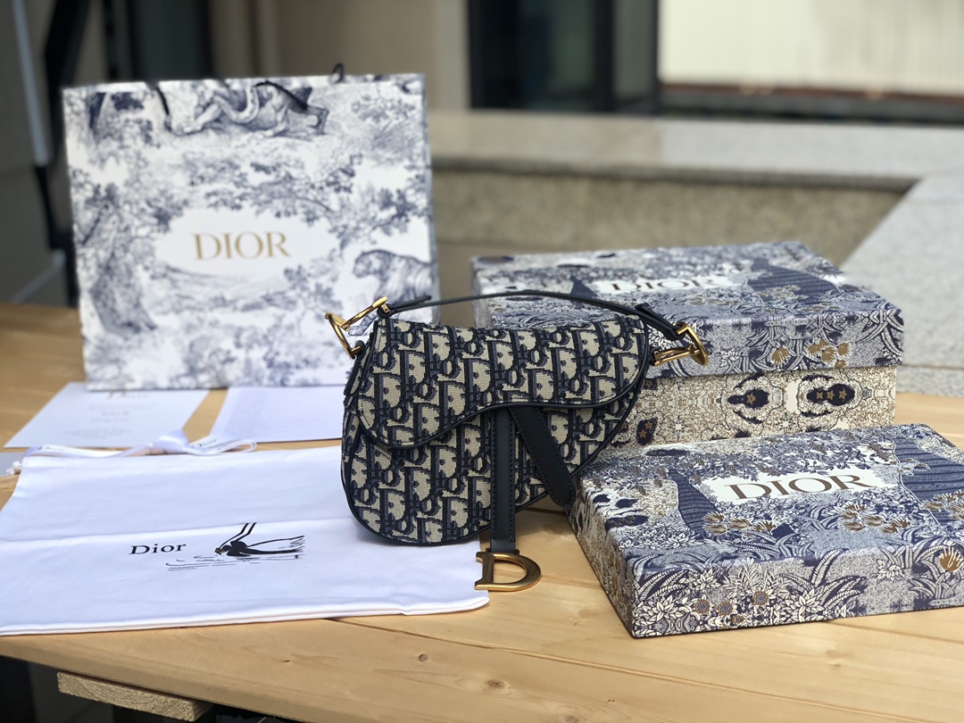 Para la alforja, es la herencia espiritual de Dior. La forma general es cóncava y convexa.