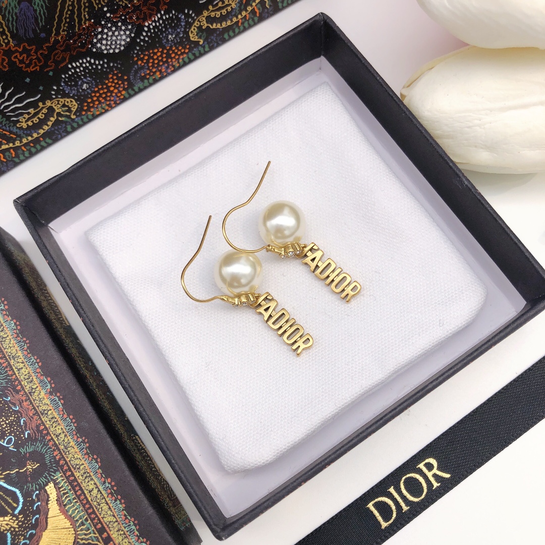 Dior 迪奥最新款 耳钉 一致zp材质