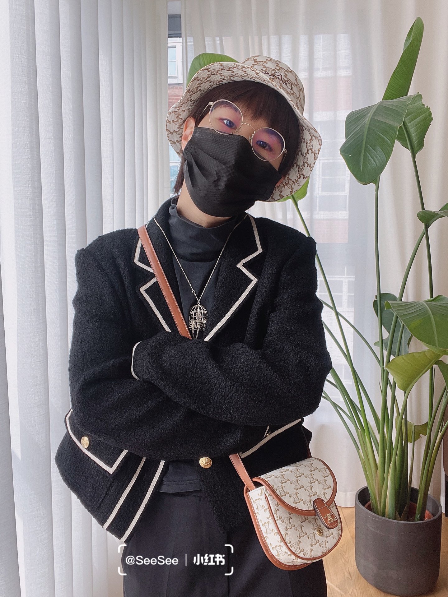 Celine思琳 Mini Besace 马鞍包 196702白花
