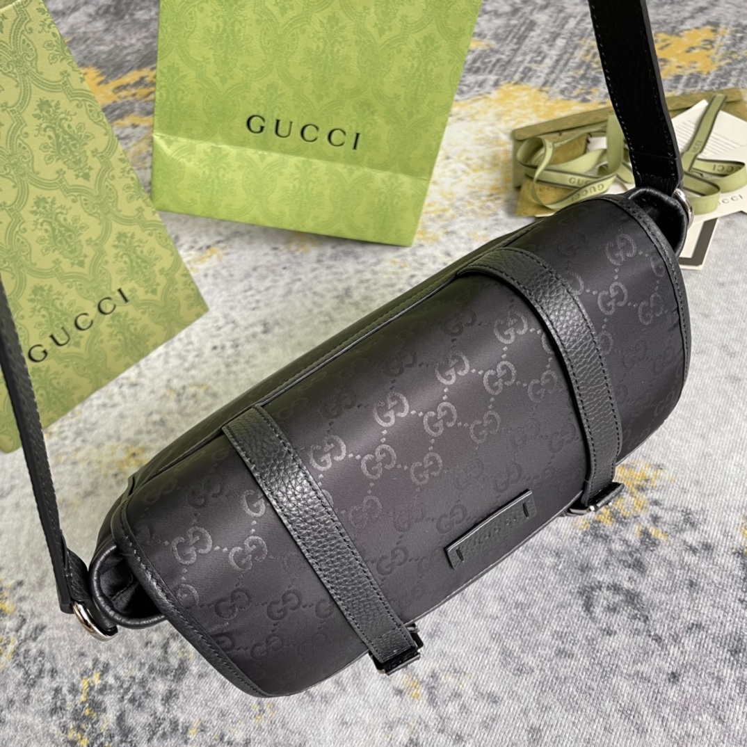 [發]400。  GUCCI新款专柜品质，顶级原单货，实物实拍！款号510335克尼龙🎈🎈🎈尺寸：宽27X高20X侧宽12，🎉🎉🎉出货啦！