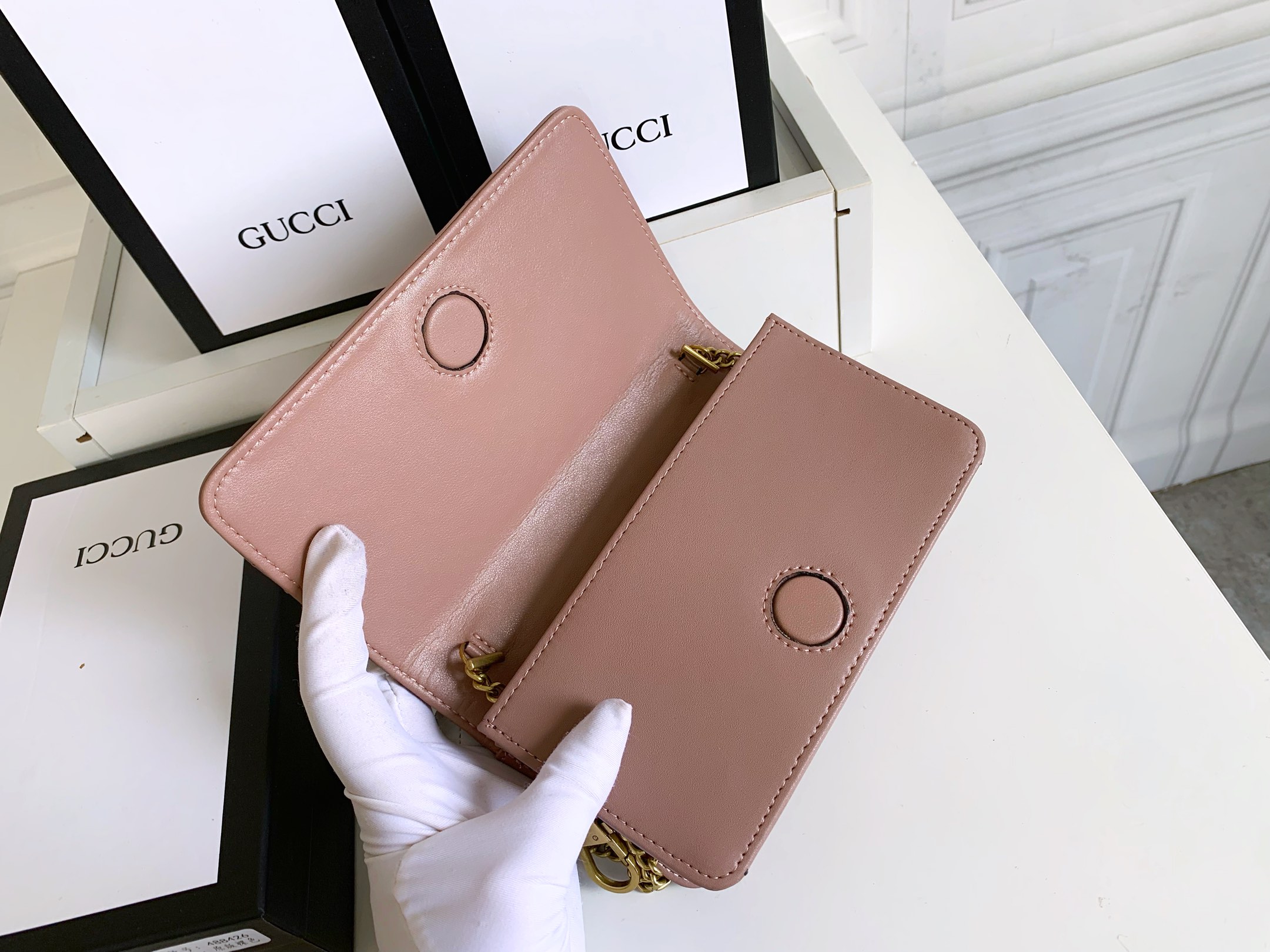 GUCCI GG Marmont ミニチェーンバッグ - トップクオリティの牛皮使用