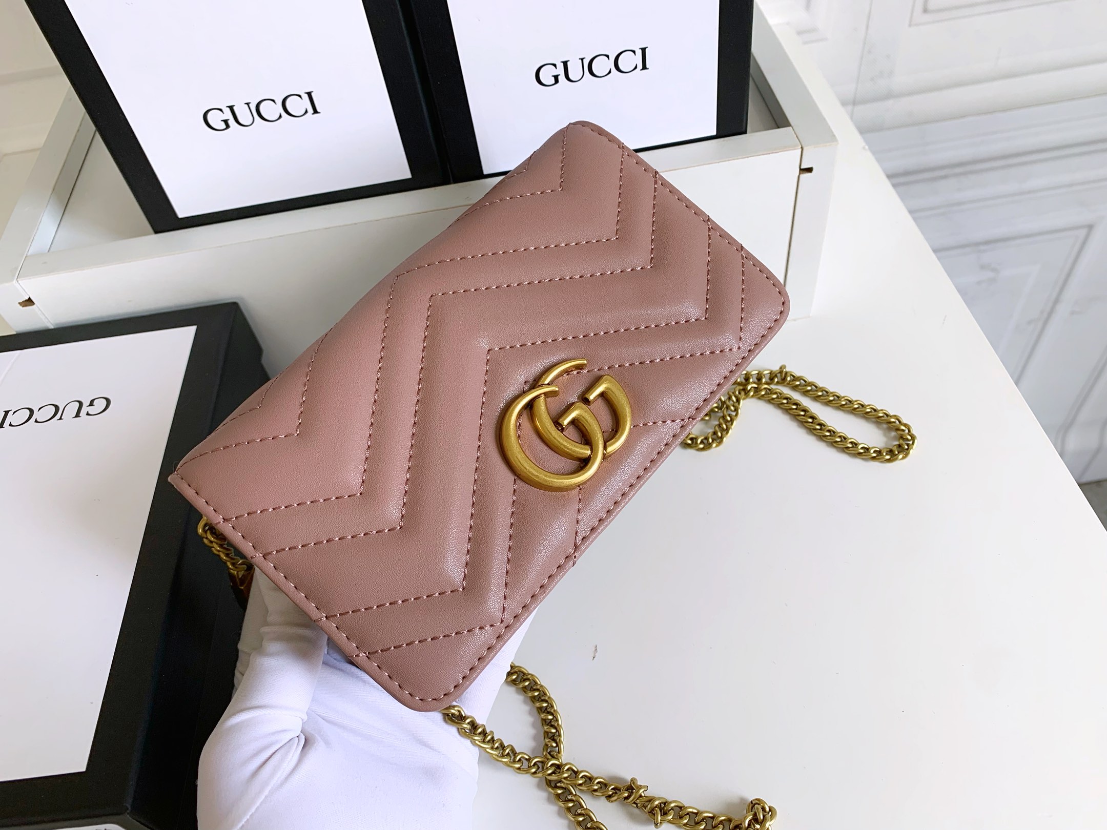 GUCCI GG Marmont ミニチェーンバッグ - トップクオリティの牛皮使用