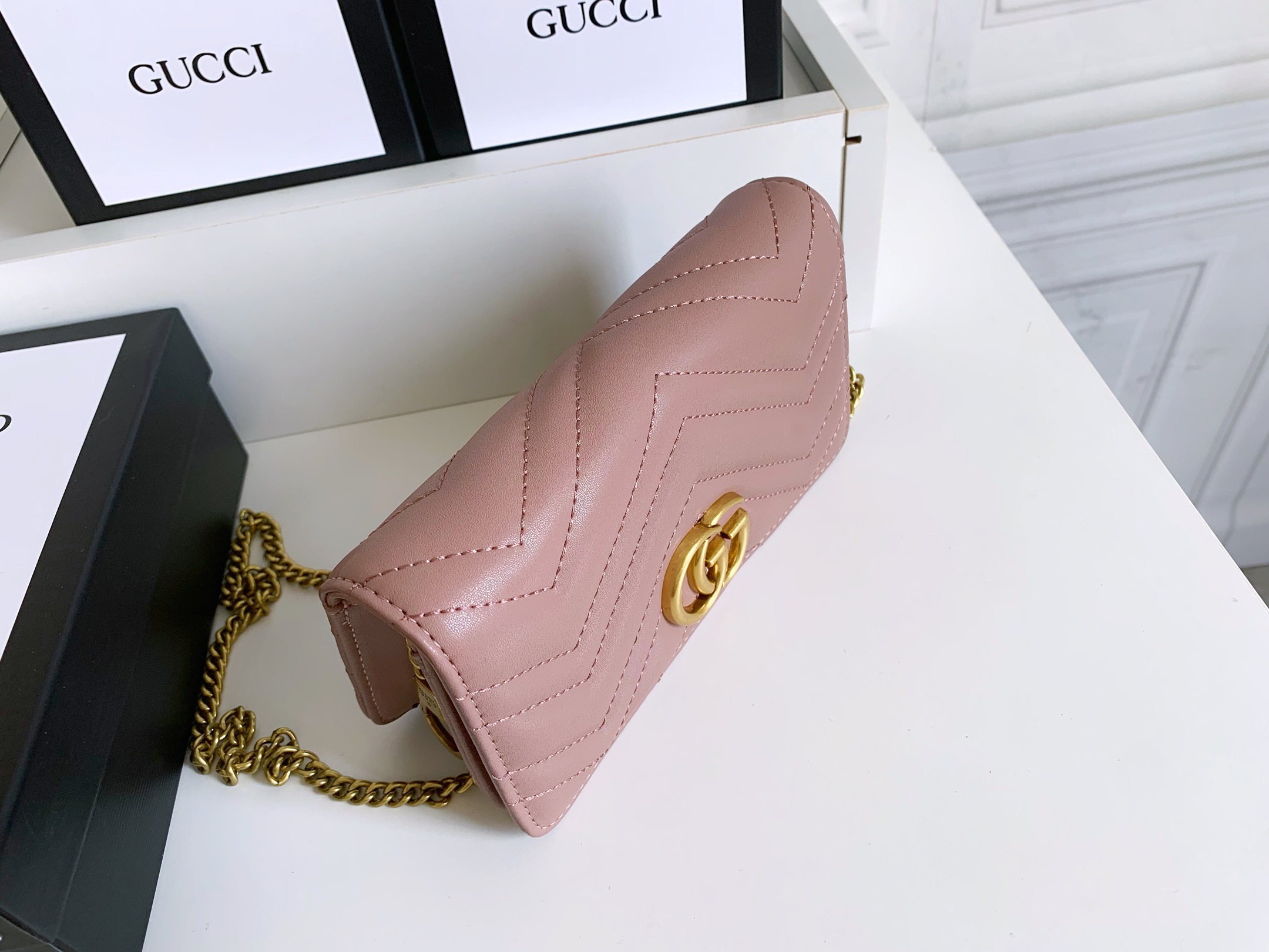 GUCCI GG Marmont ミニチェーンバッグ - トップクオリティの牛皮使用