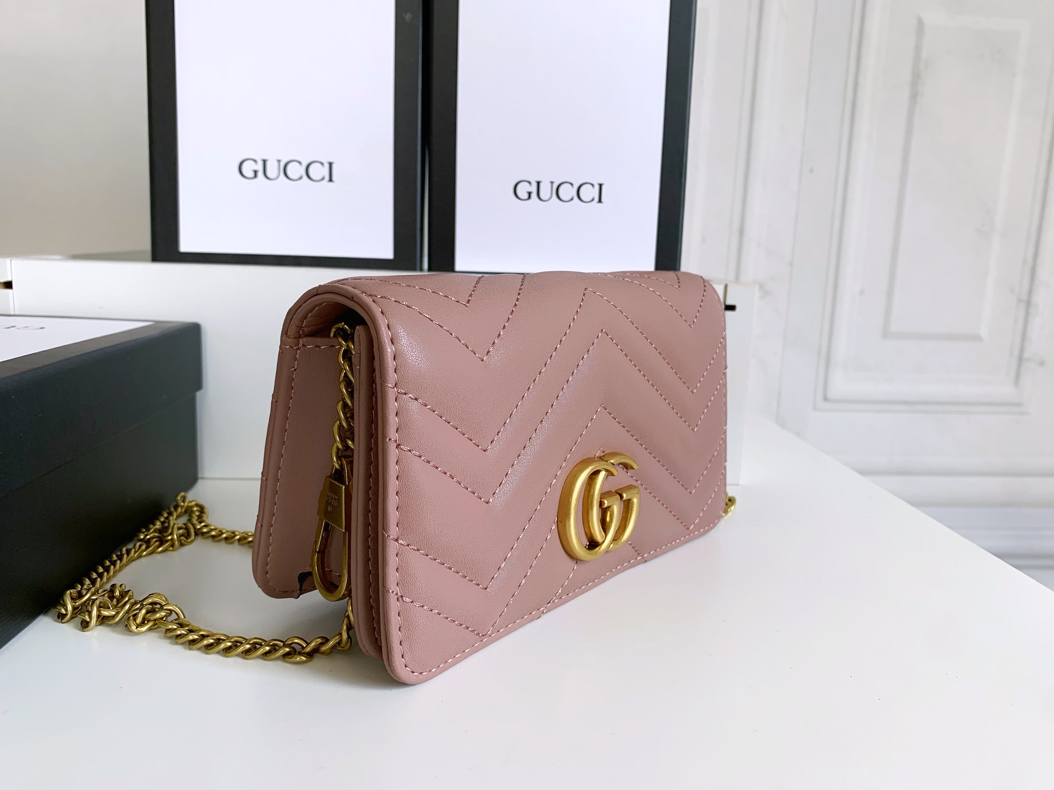 GUCCI GG Marmont ミニチェーンバッグ - トップクオリティの牛皮使用