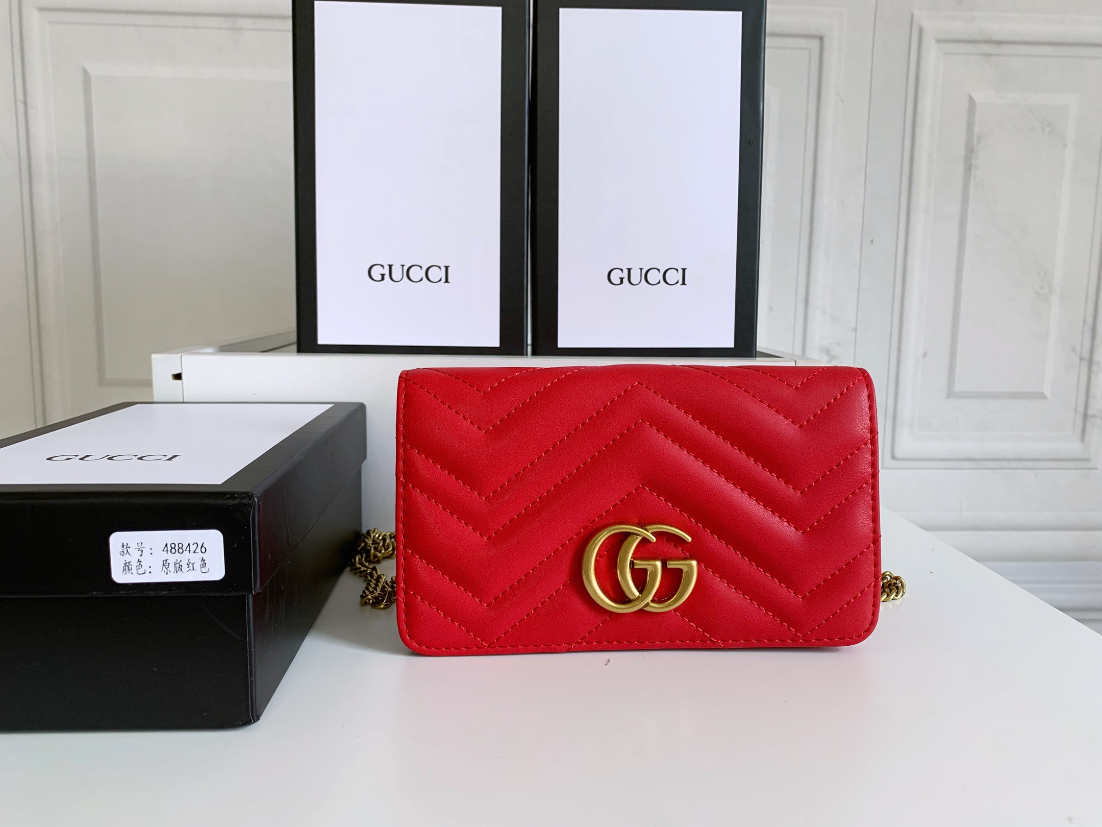GUCCI GG Marmont ミニチェーンバッグ - トップレザーの魅力
