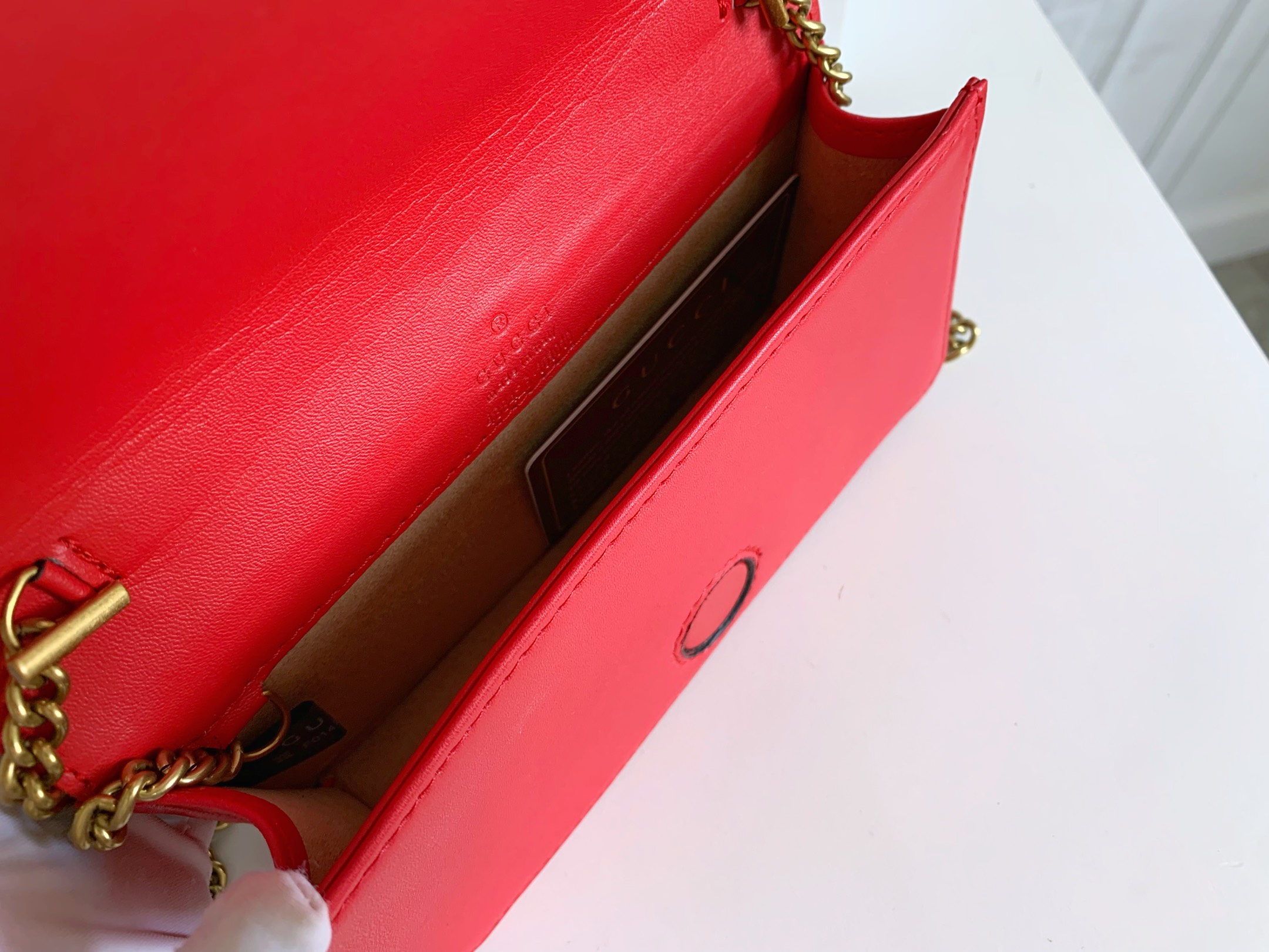 GUCCI GG Marmont ミニチェーンバッグ - トップレザーの魅力