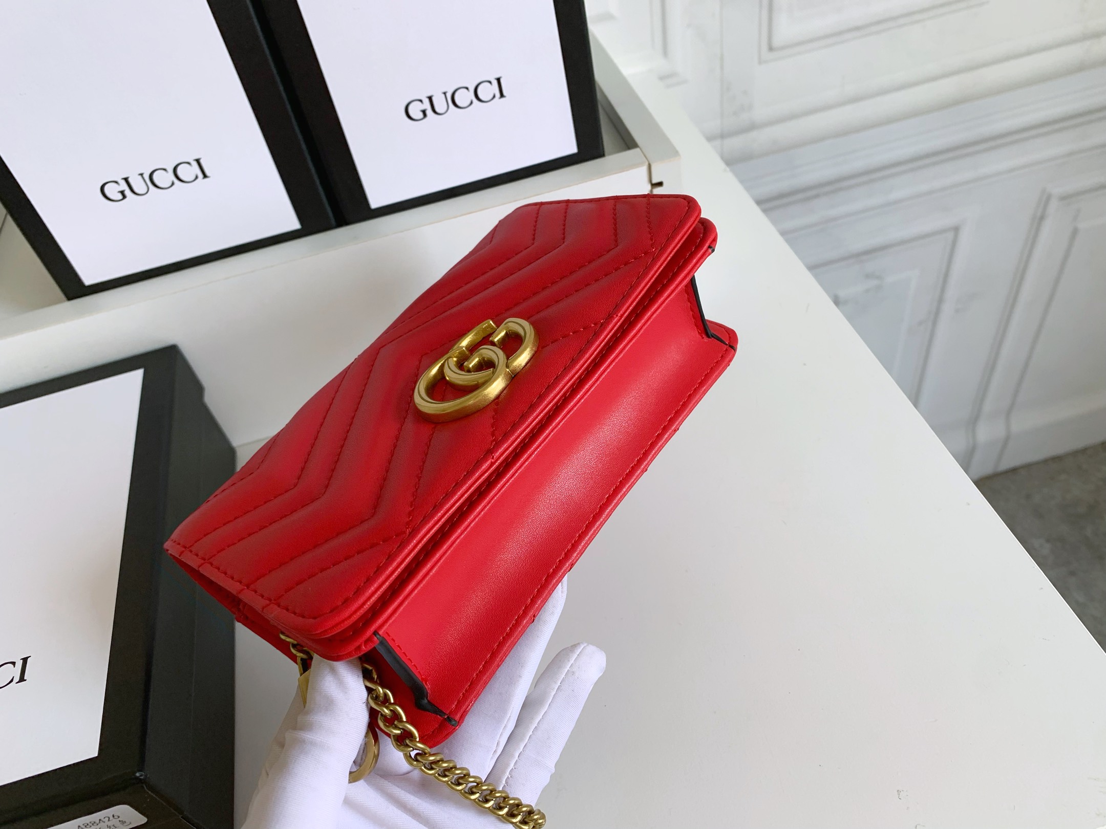 GUCCI GG Marmont ミニチェーンバッグ - トップレザーの魅力