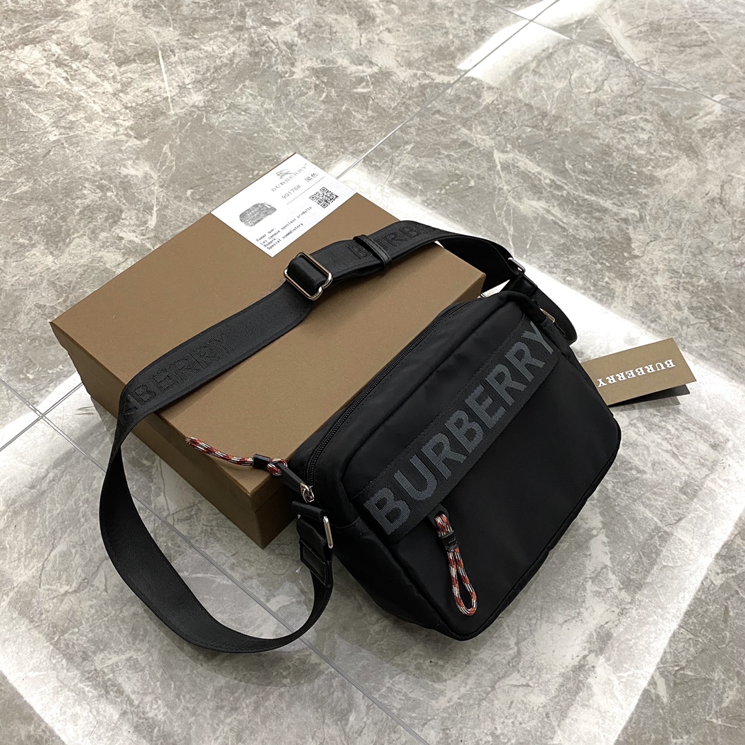 巴宝莉经典相机🅿️190 最火爆的相机包.我觉得看起来十分时尚且年轻 进口尼龙材质.具有防水功能.斜挎也不显大.收纳空间真心不错. 规格:22*14*9cm(顶级原单品质)